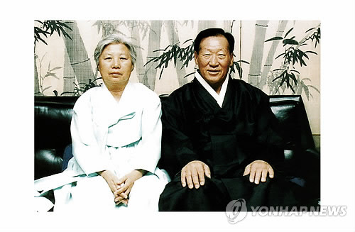 2011년 3월 고 정주영 현대그룹 명예회장의 10주기를 앞두고 생애와 업적을 기리는 추모 사진전이 10일 세종문화회관 미술관에서 개막됐다. 사진은 1985년 고희를 맞아 변중석 여사와 촬영한 사진. [현대기아차·연합뉴스 제공]